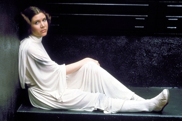 2. В 1973 году Фишер поступила в Королевскую школу драмы и ораторского искусства, где изучала актерское мастерство больше года.