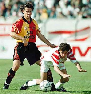 1997-98 sezonunun 16. haftasında Galatasaray zirvenin 9 puan gerisinde. Şampiyonluk şansı bir hayli zora düşmüşken kalan 18 haftada Galatasaray müthiş bir geri dönüş sergileyerek 14 galibiyet, 3 beraberlik ve 1 mağlubiyet elde etti.