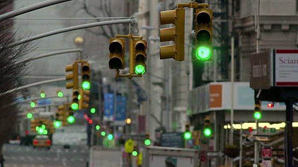 6. Trafikte kırmızıya hiç takılmadan, art arda yeşil ışıkta geçmek
