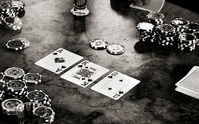 İşte bu olay nedeniyle, o günden beri bu dörtlü yan yana geldiğinde Dead Man's Hand olarak ifade ediliyor.