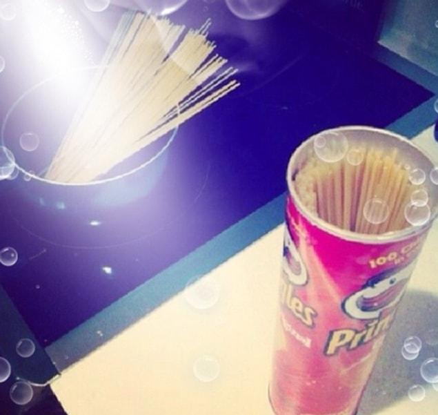 8. Use Pringles cans to store spaghetti noodles.
