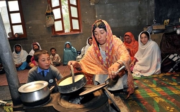 9. Шотландский врач МакКаррисон, первым описавший счастливую долину, подчеркивал, что количество белков там находится на низшем уровне нормы, если вообще это можно назвать нормой. Суточная калорийность Хунзы составляет в среднем 1933 ккал и включает в себя 50 г белка, 36 г жира и 365 г углеводов