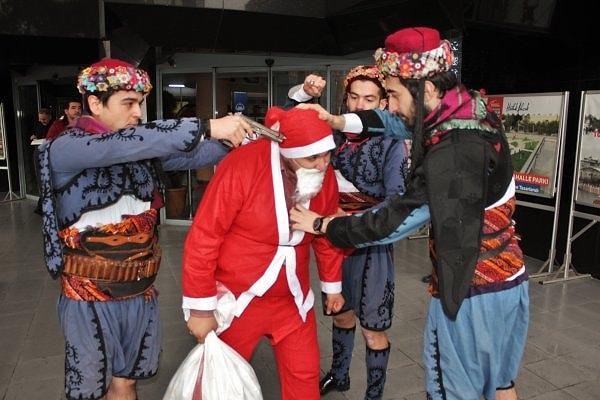 Noel Baba'yı darp eden grup başına silah dayayarak gözaltına alıyor