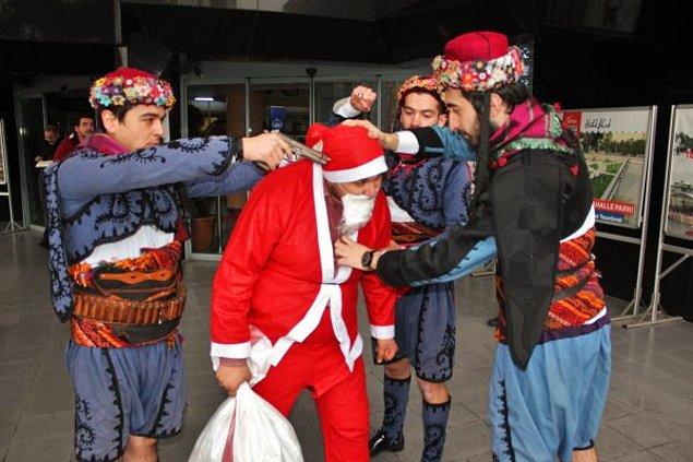 Noel Baba'yı darp eden grup başına silah dayayarak gözaltına alıyor