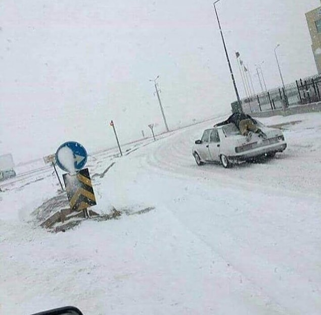 Bonus: Kardeş hemen bakma da arabanın üstünde adam var!