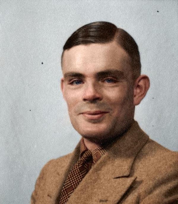 2. Hayatı binbir zorlukla geçen Alan Turing'in mutlu görünen bir pozu.
