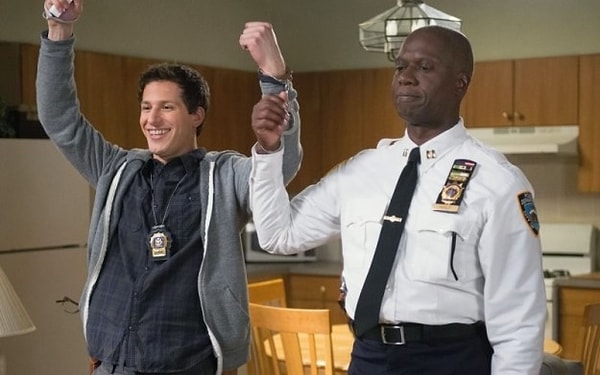 4. "О нет, они приковали нас наручниками друг к другу"