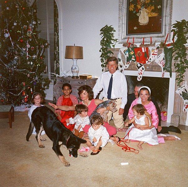 5. 1962, Noel sabahında Kennedy ailesi.