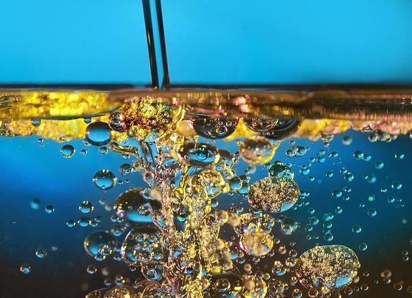 Geçtiğimiz günlerde bir fizikçi, bir kaşık yağın su yüzeyinde ne kadar devasa ölçekte etki yapabileceğini gösteren nefis bir deney yapmış.