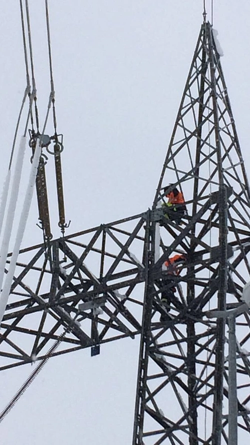 Bakanlık ayrıca kesintiye neden olan arızaların giderilmesi için çalışmaların aralıksız devam ettiğini açıkladı ve bu fotoğrafları paylaştı