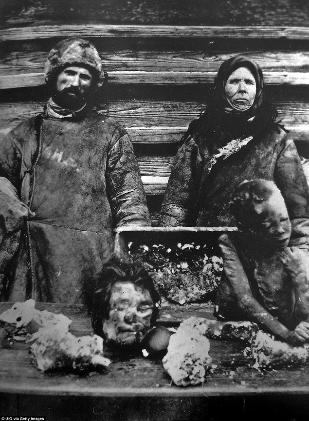 Korku filminden fırlamış gibi duran bu görüntü 1921'den, Rus bir çift pazarda insan parçaları satıyor.