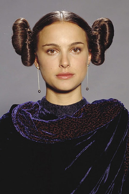 Aynı saç stilini Prenses Padme'de de görebilirsiniz.