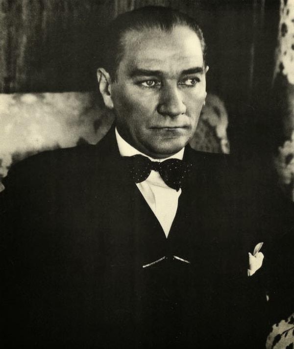 1. Atatürk'ün sol gözünün şehla olduğunu belki de hiç fark etmemiştiniz bile. Oysa dikkatlice bakıldığında, özellikle bazı fotoğraflarında sol gözünün bir miktar şehla olduğu görülebiliyor.