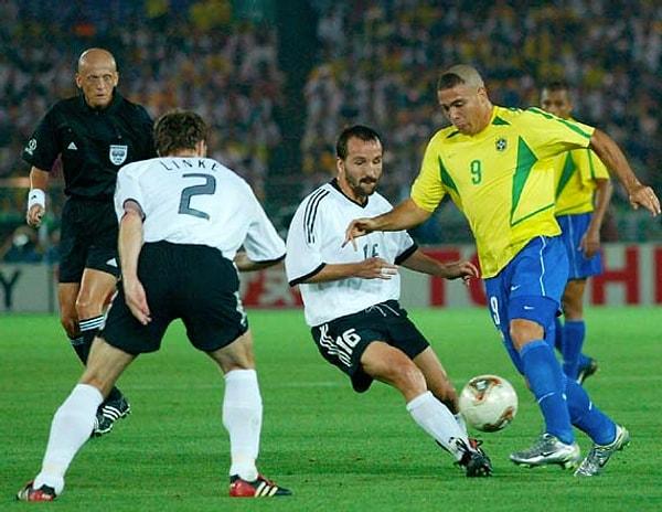 Unutanlar vardır diye hatırlatalım. 2002 Dünya Kupası finalinde de Brezilya, Almanya'yı 2-0 yenerek dünyanın en büyük kupasını 5. kez kazanmıştı.