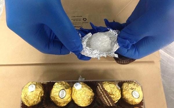 7. Yakayı ele veren kaçakçı ablamız, kristal meth'leri çikolatala kaplarına sarmış.