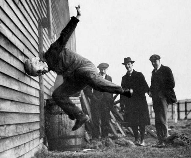 14. People who are testing the durability of crash helmets, 1912.