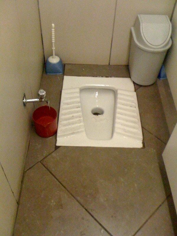 2. Tuvalette afedersiniz boşaltım yapıldığı belli olmasın diye musluğu açıp ses duvarı oluşturmak.