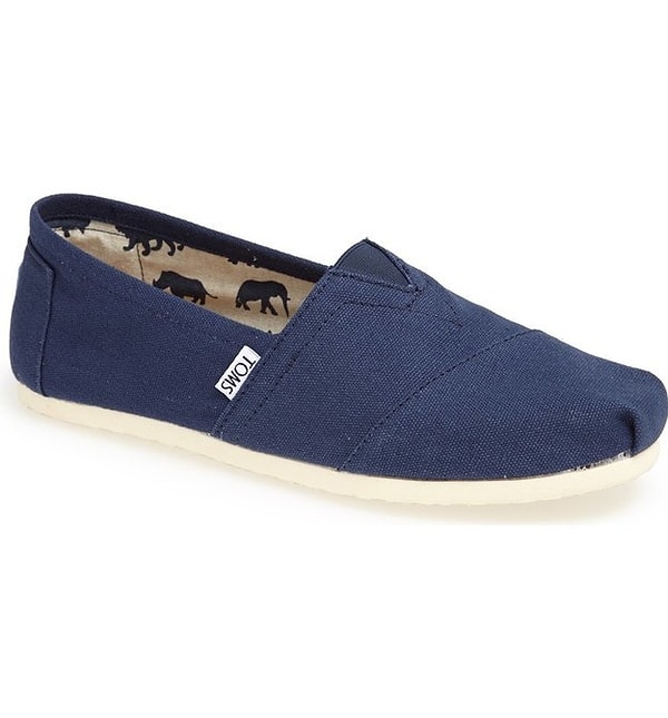 4. А что вы думаете о парне в тапочках от Toms?