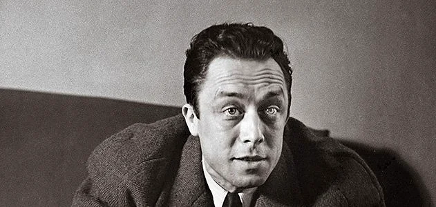 Camus sadece bir romancı değildi. Gazetecilik yapmasının yanı sıra, aynı zamanda bir oyun ve deneme yazarıydı.