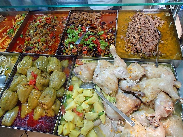 1. Lokantaya girer girmez karşılaşılan bol yağlı ve salçalı sulu yemek vitrini, aç olan bünyeleri çıldırtmak için birebirdir.