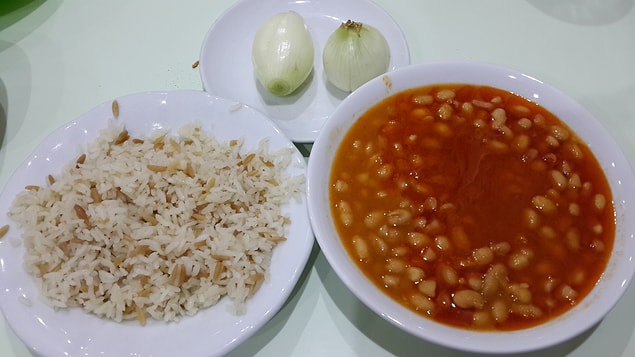 6. Kuru fasulye ve pilavın yanında olduğu gibi gelen kuru soğan kardeşler.