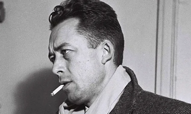 Camus harika bir öğrenciydi. Belki de bu yoksulluğun da verdiği azmin etkisiyle liseyi burslu kazanmıştı.