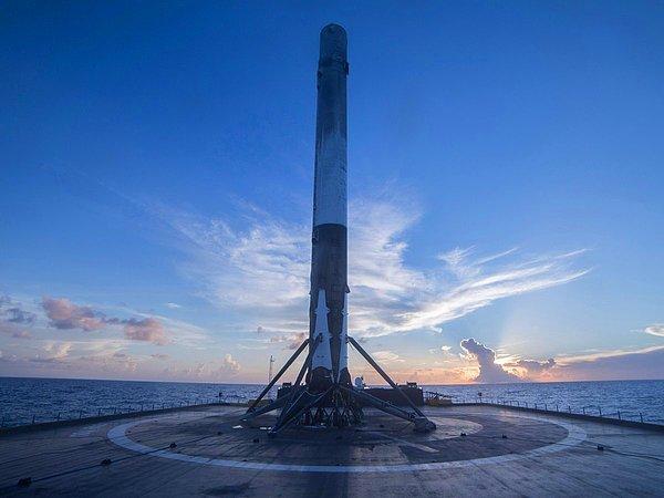 9. SpaceX, bir roketi kolayca bir geminin üzerine indirdi. Dünyada ilk olan bu olay, pahalı roketlerin nasıl birden fazla kez kullanılabileceğini gösterdi.