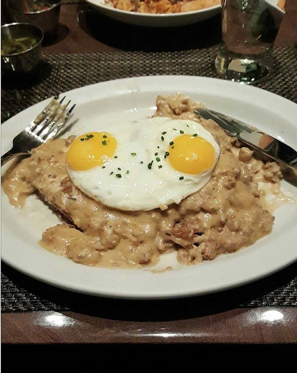 21. Для любого блюда существует его зажаренная версия, которую обильно поливают каким-нибудь соусом!