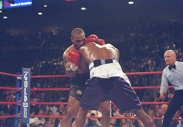18. Mike Tyson'un maçta kendini kaybedip rakibi Evander Holyfield'in kulağını ısırarak bir parça kopartmasının ve boks lisansını kaybetmesinin üzerinden de 20 yıl geçti.