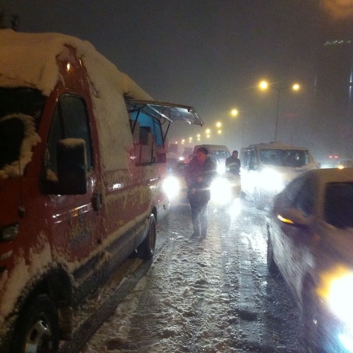Yolda kalan sürücüler için mobil büfeler kuruldu