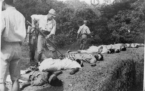 1942 yılının Temmuz ayında Yeni Gine'nin dağlık bölgelerinde ilerlemekte olan Japon askerleri, bir grup Avustralyalı asker ile karşı karşıya geldi.
