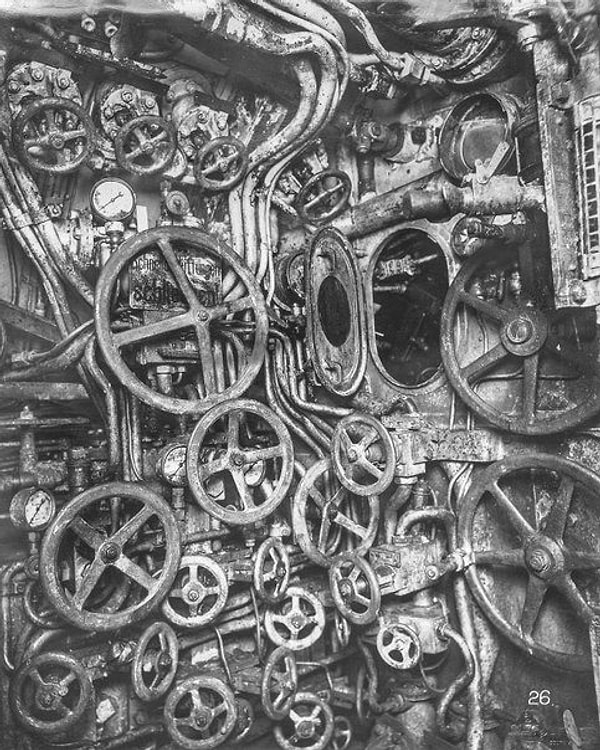 16. Это подводная лодка времён Первой Мировой войны. А некоторым тяжело включить поворотник в своей машине.