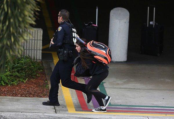 Genç bir kadın da bir polis memurunun arkasına saklanırken görüntülendi.