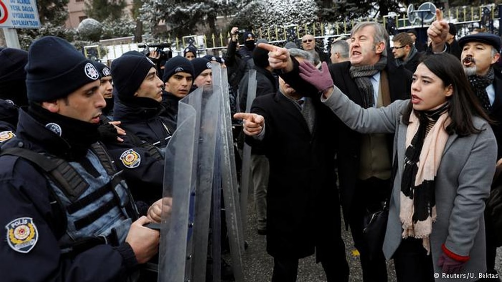 11 Fotoğraf ile Meclis Önünde 'Anayasa Değişikliğine Hayır' Eylemi ve Polis Müdahalesi