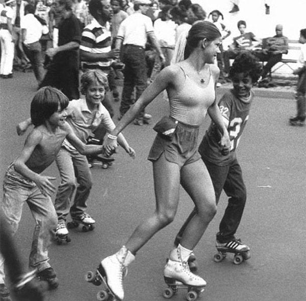 29. Çocuklarla beraber paten keyfi yapan kız, 1970ler.