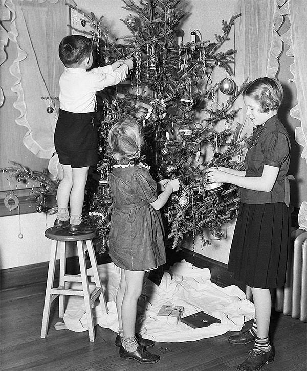 30. Ağaç süslerken görüntülenen çocuklar, 1940lar.