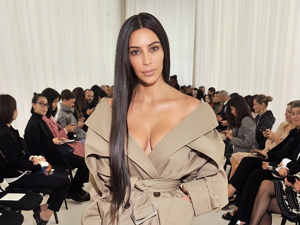 4. Затем появилась информация о том, что королева селфи сама нездорова. Якобы врачи диагностировали эндометриоз (распространенное гинекологическое заболевание, при котором в организме женщины за пределами слизистой оболочки растет доброкачественная ткань). И все эти события на фоне жуткого ограбления, которое произошло на неделе моды в Париже