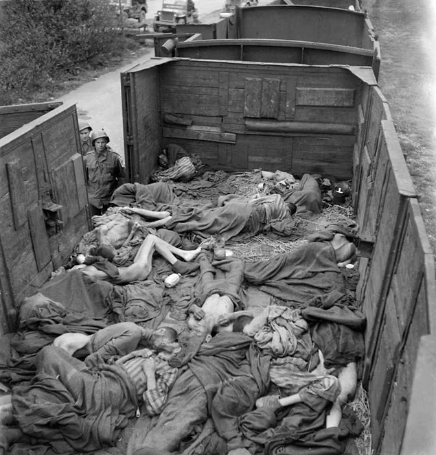 Alman toplama kamplarında öldürülen insanların öcünü almak isteyen ABD askerleri, Dachau Toplama Kampı'na doğru yola çıktı.