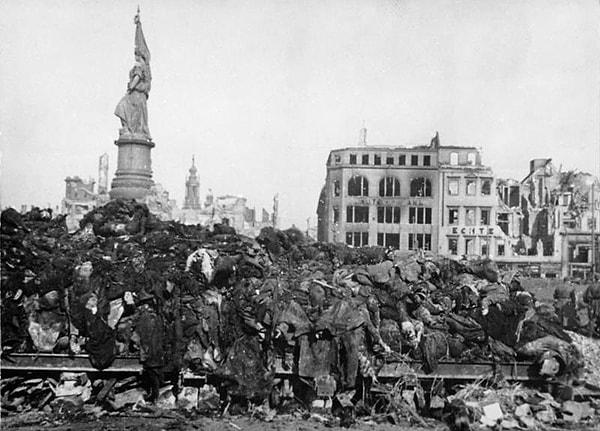 Amerikan askerleri, 13 Şubat 1945'i izleyen üç gün boyunca Almanya'nın Dresden kentine bomba yağdırdı.