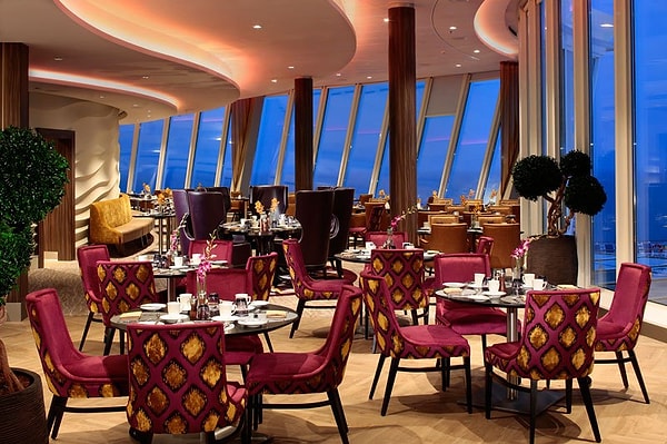 11. Ежедневно изготавливается 3 118 кубиков льда, 1 814 401 л свежей воды потребляется каждые 24 часа. В баре лайнера имеется 40 сортов пива, 340 – вина и 127 специальных коктейлей. Также вы найдете здесь 40 видов фруктов и 80 - овощей