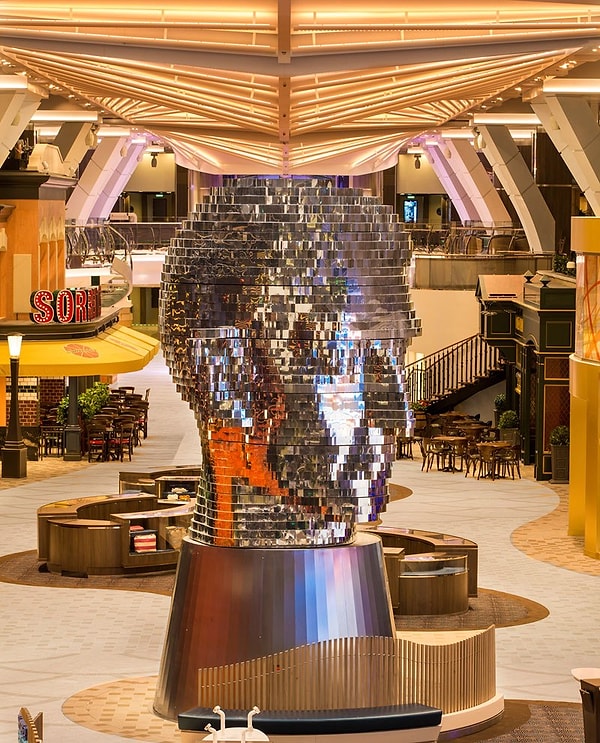 16. На борту вы сможете полюбоваться 11 252 произведениями искусства