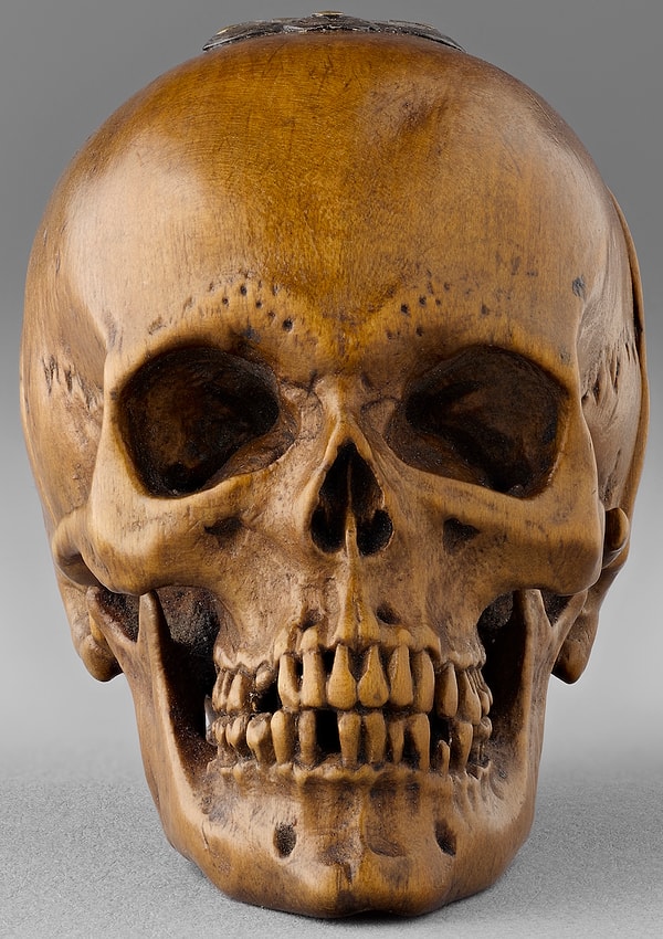 5. Один из этих артефактов, выполненных в период с 1509-1526 гг., представляет собой бисерные чески из 11 частей и принадлежат Екатерине Арагонской, жене короля Генри 8-го.