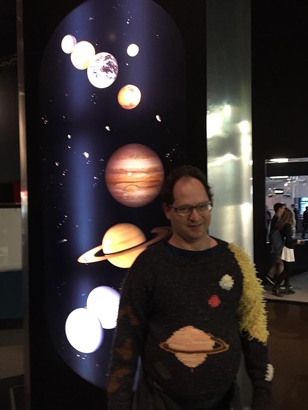 4. 91 из этих свитеров съездил с ним за границу и был запечатлен на фотоаппарат.