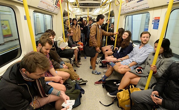 1. 8 января в Лондоне, как и во многих других городах мира, прошел флешмоб "В метро без штанов"