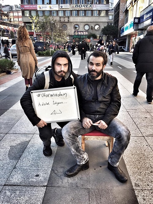 Şahin birkaç ay önce de kafesinin önüne koyduğu masa ve sandalyeler kaldırılınca zabıtaya bıçak çekmişti.
