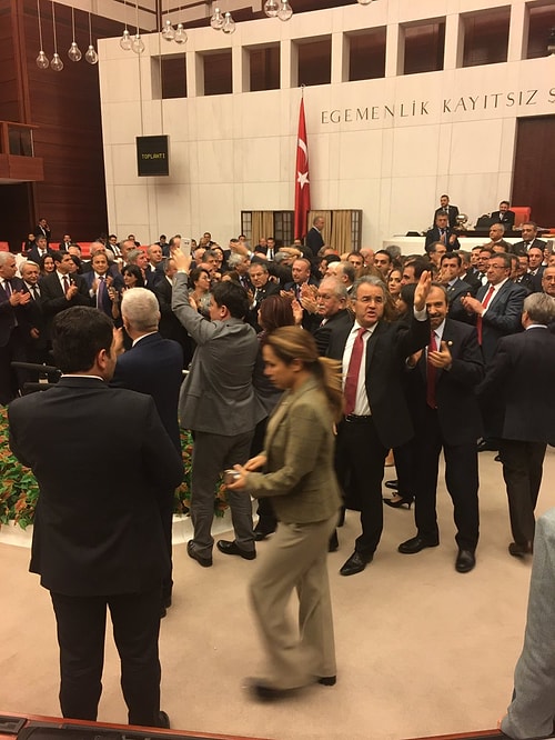 Kavga sırasında milletvekillerinin konuşma yaptığı kürsü ve ses sistemi zarar görerek çalışamaz hale geldi. Kürsünün yerinden çıktığı görüldü.