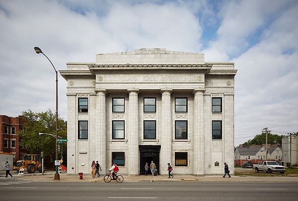 20.000 metrekarelik bu devası binayı, City of Chicago’dan sadece 1 dolara satın alarak (evet, yanlış okumadınız, sadece 1 Dolara) muazzam bir sanat merkezine dönüştürdü.