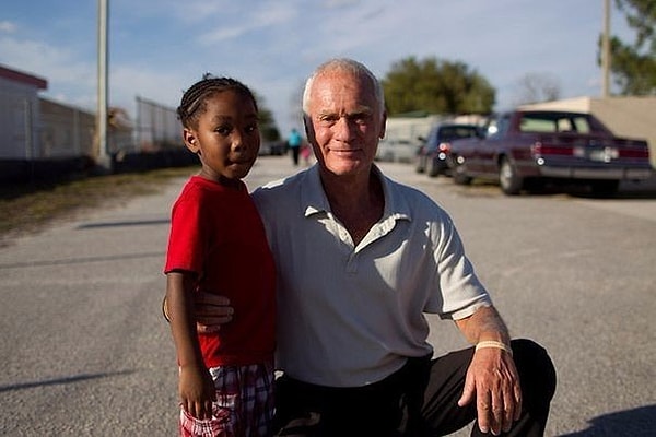 3. Миллионер Харрис Розен взял под свою опеку один из бедных районов Флориды, оплатив всем детям обучение в колледже.