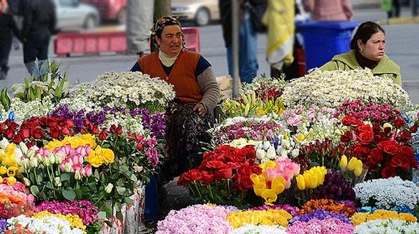 8. Çiçekçi geldi. Çiçek satmak istiyor ama yanında para yok. Çiçekçiyi atlatman lazım.