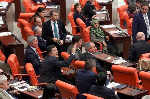 AKP ve CHP'li vekiller arasındaki gerginlik sürünce oturuma ara verildi